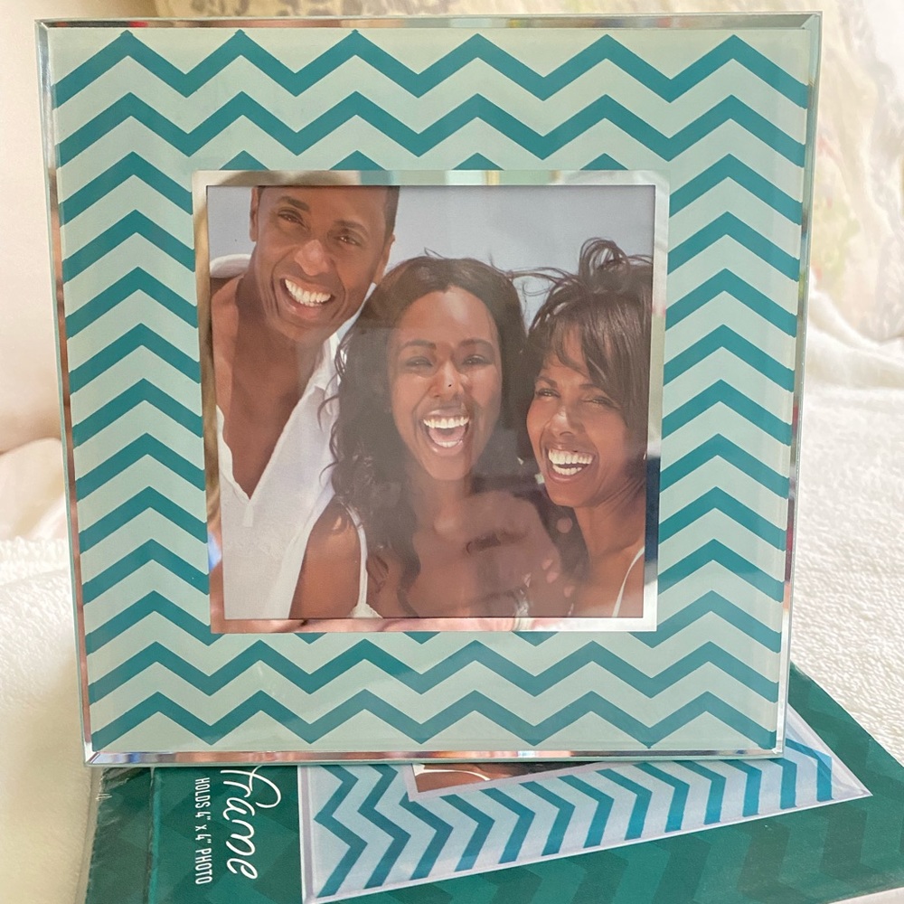 Chevron Glass Green and Silver Picture Frame Hold 4x4 Photo Brand New